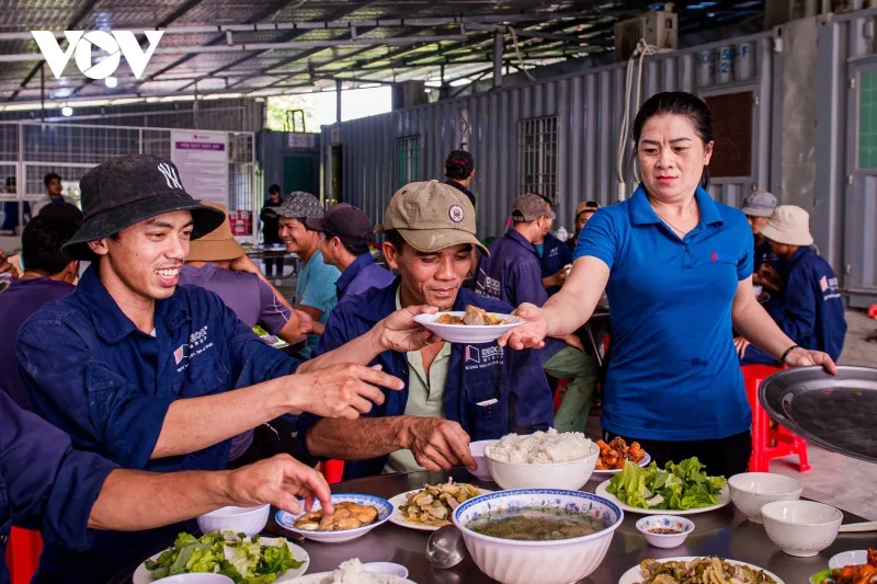 Những bữa cơm ấm áp ngay tại công trường phục vụ công nhân thi công cao tốc Bắc -Nam.