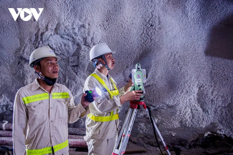 Công việc quan trắc dọc bê tông cứng hóa mái hầm Núi Vung.