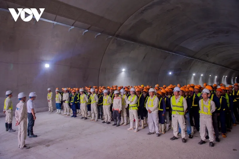 Hàng trăm công nhân, kỹ sư giao ban ngay trên công trường để kiểm tra tiến độ và rút kinh nghiệm trong quá trình thi công.