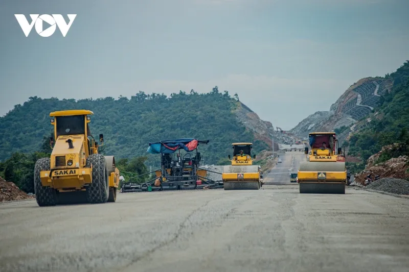Công trường đồi A1 tại huyện Cam Lâm (Khánh Hòa) là đoạn khó khăn nhất của tuyến này do địa chất có nhiều đá cứng.