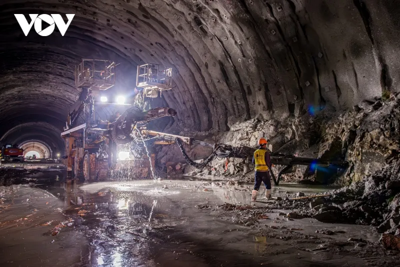 Máy khoan chuyên dụng hoạt động liên tục để đảm bảo tiến độ.