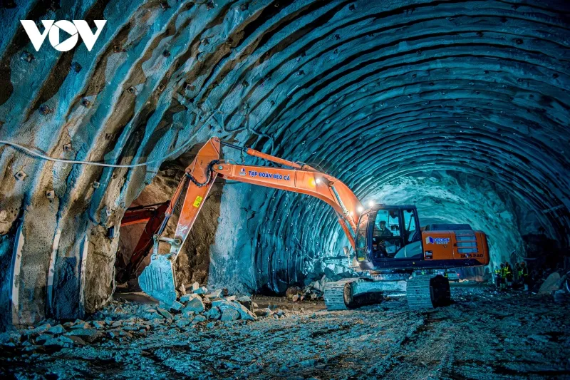 Theo lãnh đạo Ban quản lý dự án Cam Lâm - Vĩnh Hảo, phụ trách hầm Núi Vung, hàng trăm nhân công trên công trường này đang tăng tốc thi công 3 ca cả ngày lẫn đêm, để kịp khối lượng công việc.