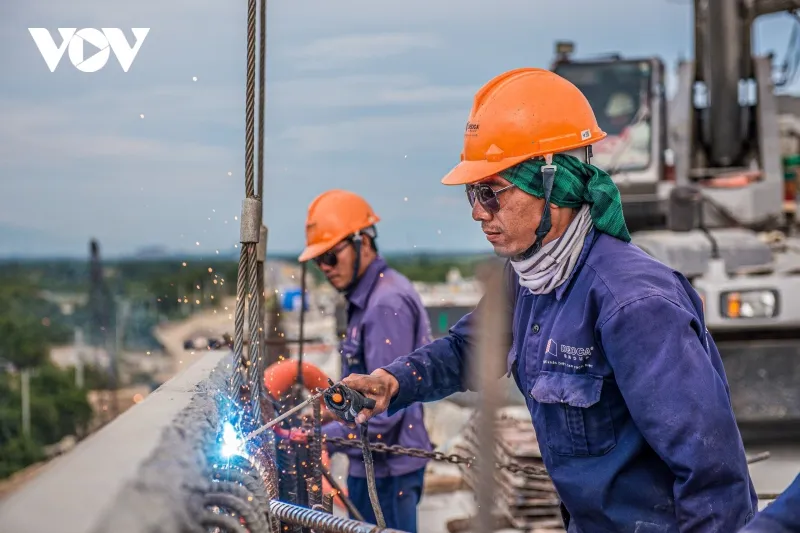 Những giọt mồ hôi vẫn đang lăn dài trên những gương mặt người công nhân cầu đường những ngày cận Tết. "Anh em chúng tôi phải tranh thủ làm cho kịp việc, dù trời nắng hay mưa gió", một công nhân cho biết.