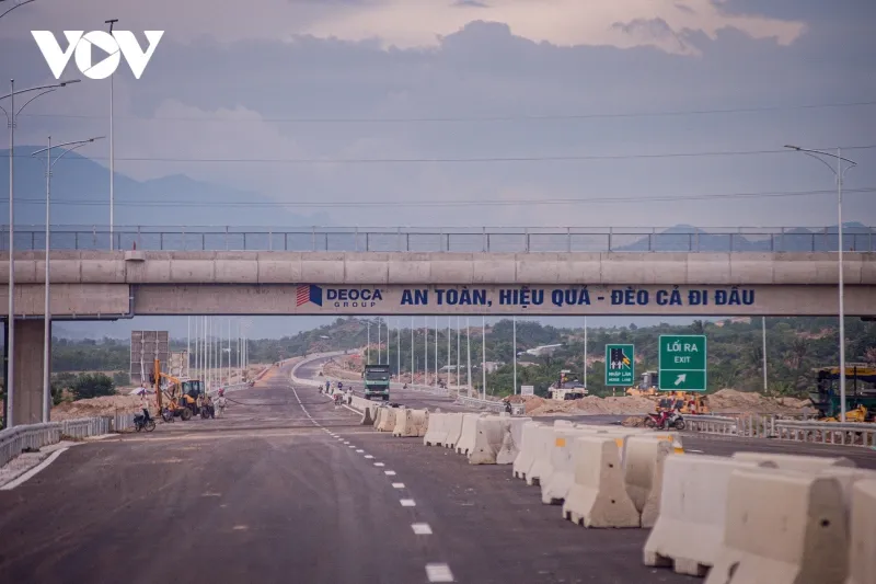 Do địa hình đặc thù, cao tốc Cam Lâm - Vĩnh Hảo được thiết kế xuyên qua dãy núi Vung dài 2,2 km tại xã Nhị Hà, huyện Thuận Nam, tỉnh Ninh Thuận, tiếp giáp Bình Thuận. Đây là hầm xuyên núi dài nhất trên cao tốc Bắc - Nam, tổng vốn đầu tư 1.600 tỷ đồng.