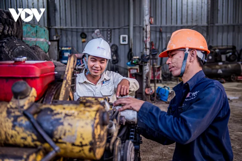 Công nhân sửa chữa, bảo hành máy khoan tập trung cao độ, đảm bảo chính xác tuyệt đối theo thiết kế.