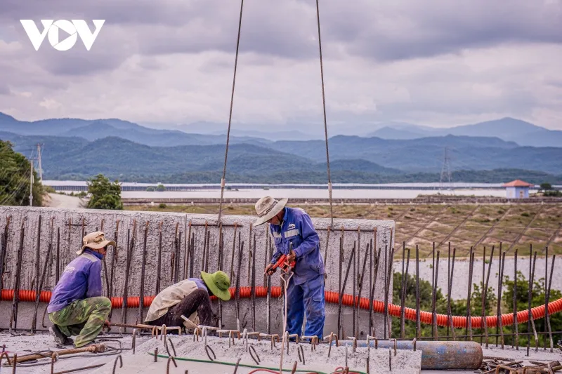 Công nhân chia 3 ca, 4 kíp trực ngày thi công liên tục trên công trường.
