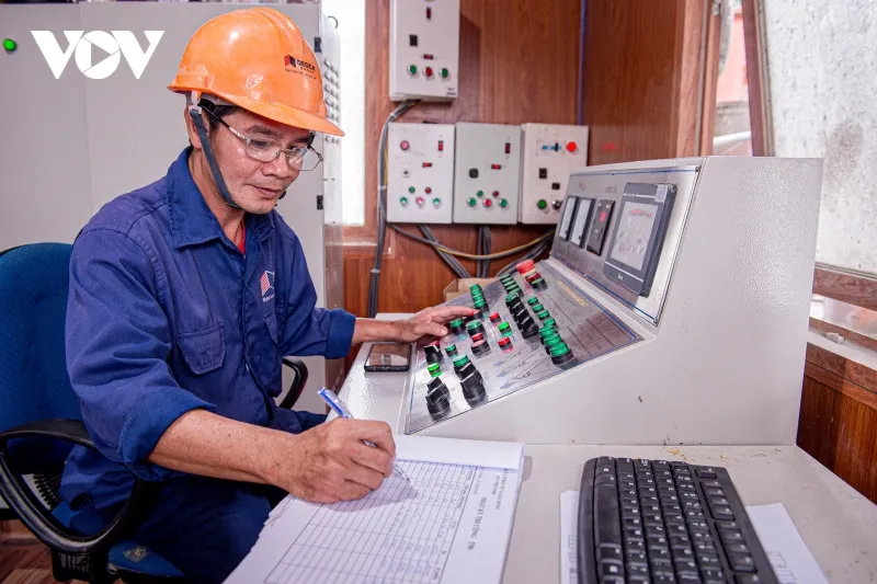 Công nhân vận hành thiết bị thi công cao tốc Cam Lâm-Vĩnh Hảo.