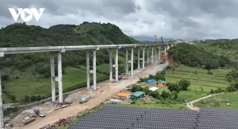 Ở đoạn tuyến phía bắc do Công ty 194 thi công, các hạng mục cầu đường cũng đã đạt hơn 90% khối lượng. Nhiều nơi đã lắp đặt hệ thống biển báo an toàn giao thông, hộ lan... Hình dáng tuyến cao tốc hiện đại qua tỉnh Ninh Thuận đang dần lộ diện.