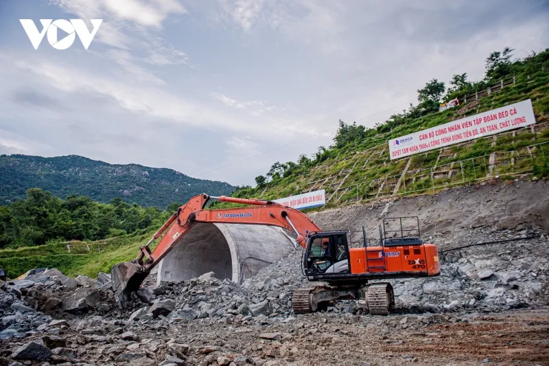 Hai đường hầm được thiết kế chạy song song, mỗi hầm rộng 14 m. Hầm bên trái của dự án (tính từ phía nam ra) phục vụ giai đoạn 1. Hầm bên phải để dành cho phần mở rộng cao tốc ở giai đoạn 2.