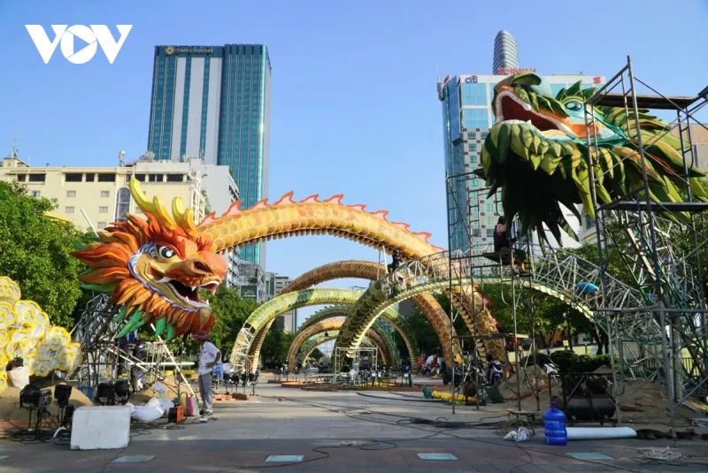 Đến sáng nay (31/1) tức 21 tháng Chạp, đôi linh vật Rồng với tên gọi “Lưỡng Long triều liên” (đôi rồng chầu sen) ngay cổng chào Đường hoa đã dần thành hình hài, sau nhiều ngày thi công.