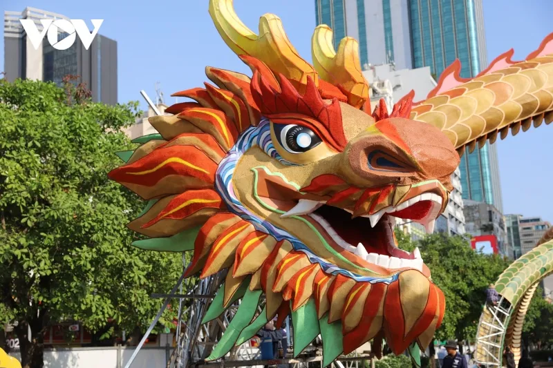 Với độ dài hơn 100m và kích thước vòng đầu hơn 2m, linh vật Rồng năm nay lập kỷ lục về kích thước con giáp từng xuất hiện trên Đường hoa Nguyễn Huệ trong vòng 21 năm qua.