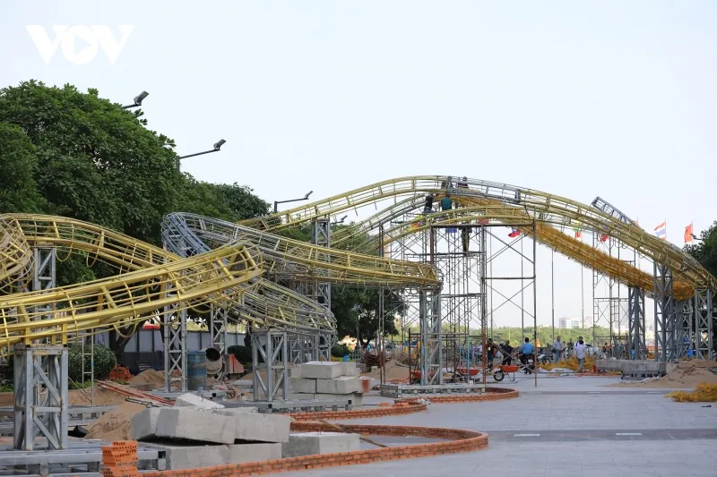 Linh vật Rồng trong đại cảnh “Nhất đại Thăng Long" ở cuối Đường hoa cũng hoàng tráng không kém. Với 4 đoạn uốn thân hứa hẹn đây sẽ là đại cảnh thu hút du khách chụp ảnh "check-in".