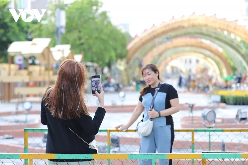 Dù chưa thi công hoàn thiện nhưng linh vật Rồng năm nay của Đường hoa Nguyễn Huệ đã thu hút sự chú ý của nhiều người dân và du khách bởi vẻ đẹp và độ hoành tráng.