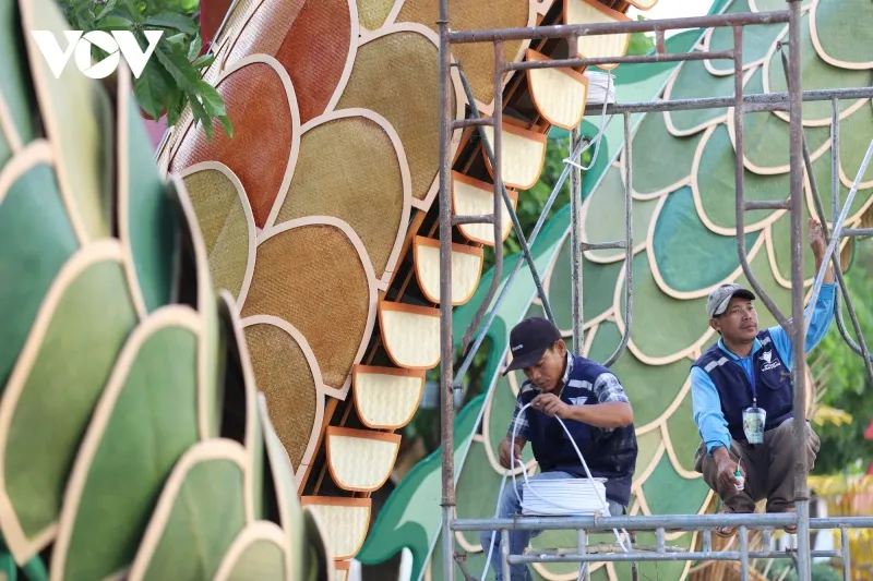 Khi gió lay, những tấm mành quạt nan dưới bụng tựa như Lưỡng Long đang thở, mang lại cho du khách một trải nghiệm độc đáo.