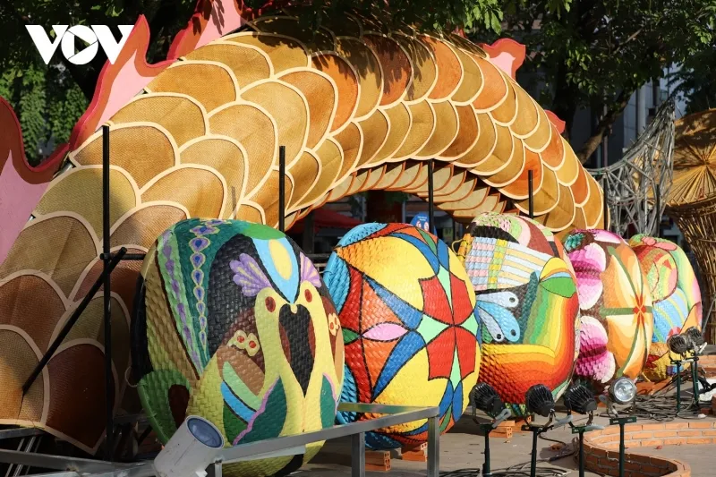 Rồng trên Đường hoa Nguyễn Huệ Tết 2024 có ba màu sắc chủ đạo là vàng đất, xanh lam và cam đỏ bã trầu.