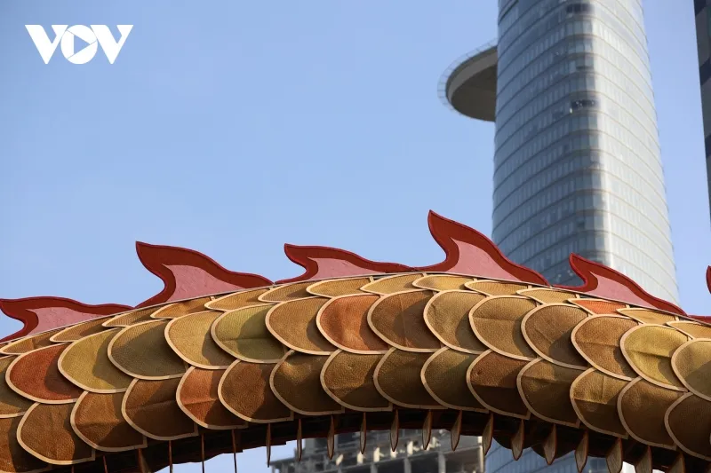 Linh vật Rồng còn được tạo hình thân thiện với môi trường, khi hơn 90% chất liệu ốp tạo hình vây, vảy Rồng là mây tre và mành quạt nan.