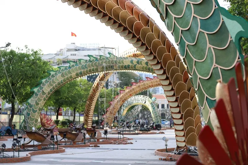 Thân lưỡng Long đan chéo vào nhau và uốn lượn xuyên suốt phân đoạn 1 của Đường hoa, tạo thành mái trần trang trí đẹp mắt và thông thoáng.