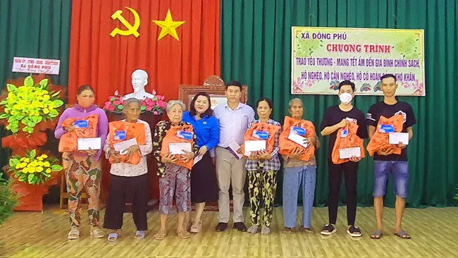 Lãnh đạo VIMC Hậu Giang tặng quà cho các gia đình khó khăn tại xã Đông Phú.