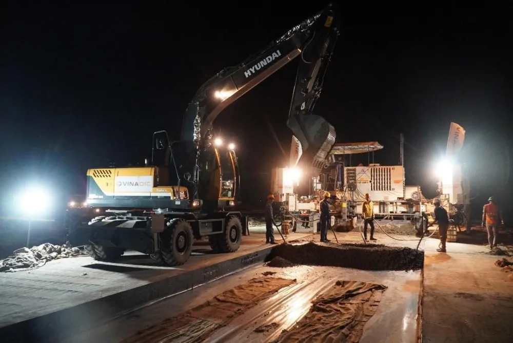 Hiện, sân bay Long Thành đang triển khai 4 gói thầu lớn gồm nhà ga hành khách, đường cất hạ cánh, 2 tuyến giao thông kết nối (tuyến T1, T2) và đài kiểm soát không lưu.