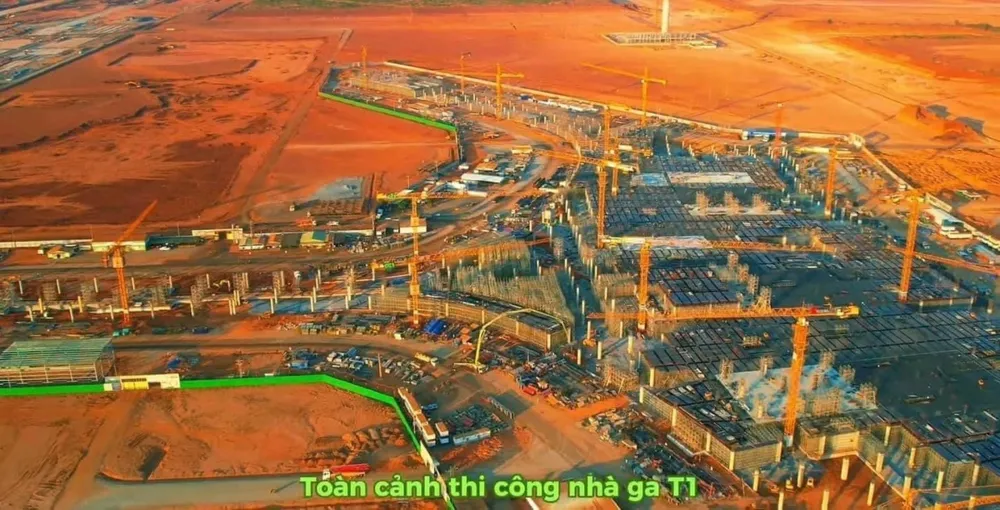 "Đối với 2 gói thầu quan trọng nhất của dự án là xây dựng đường cất, hạ cánh và nhà ga hành khách, các nhà thầu đang tập trung thi công cấp phối đá dăm, bê tông. Với công trình nhà ga hành khách, các nhà thầu đang tập trung thi công đổ bê tông sàn 1 của công trình", ông Điện thông tin.