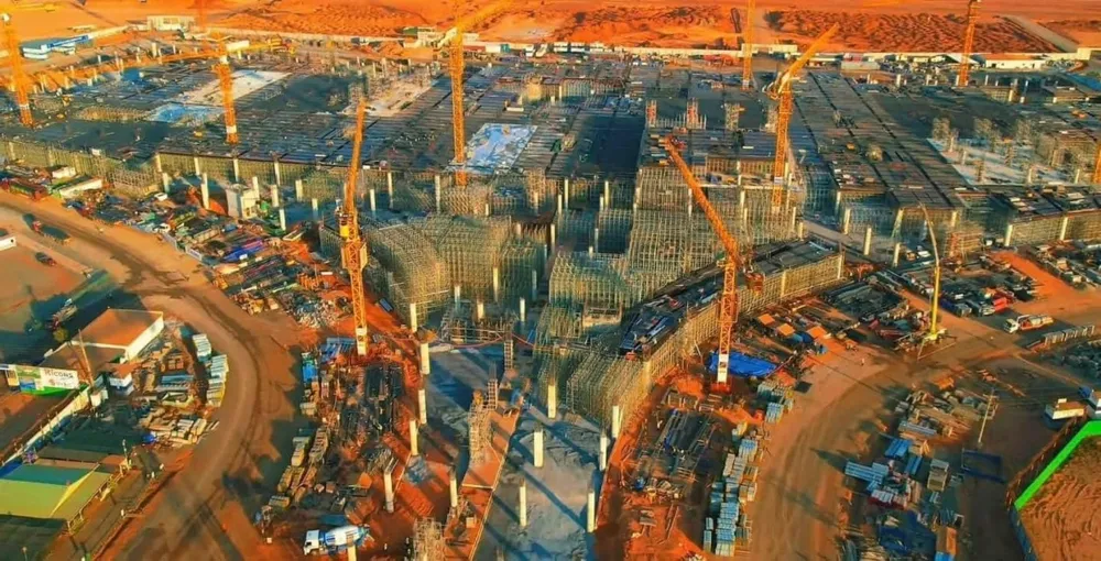 Đài kiểm soát không lưu đã hoàn thành đổ bê tông phần thân đến cao độ gần 70 m. Hai tuyến giao thông kết nối đang cấp phối đá dăm, làm cầu.