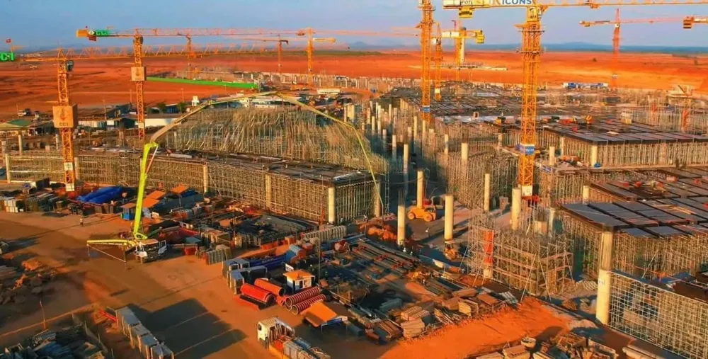 Sân bay Long Thành khởi công năm 2021, năm 2026 sẽ đưa vào khai thác. Đây là công trình giao thông quy mô lớn nhất của nước ta từ trước đến nay, là cảng hàng không quốc tế quan trọng của Việt Nam, hướng tới trở thành một trong những trung tâm trung chuyển hàng không của khu vực.