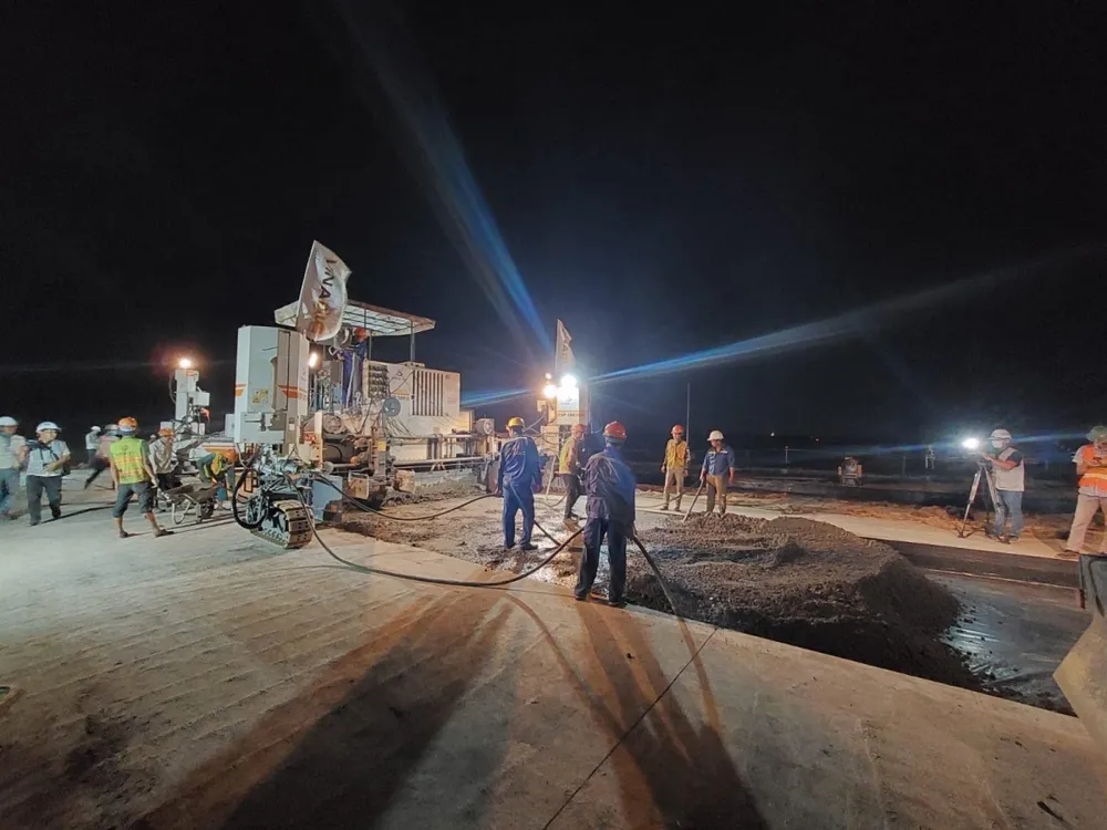 Với hạng mục nhà ga hành khách, nhà thầu đang tập trung thi công đổ bê tông sàn 1; đường cất, hạ cánh đang triển khai cấp phối đá dăm, bêtông; đài kiểm soát không lưu đã hoàn thành đổ bê tông phần thân đến cao độ gần 70m; 2 tuyến giao thông kết nối đã hoàn thành nhiều phần việc chính.