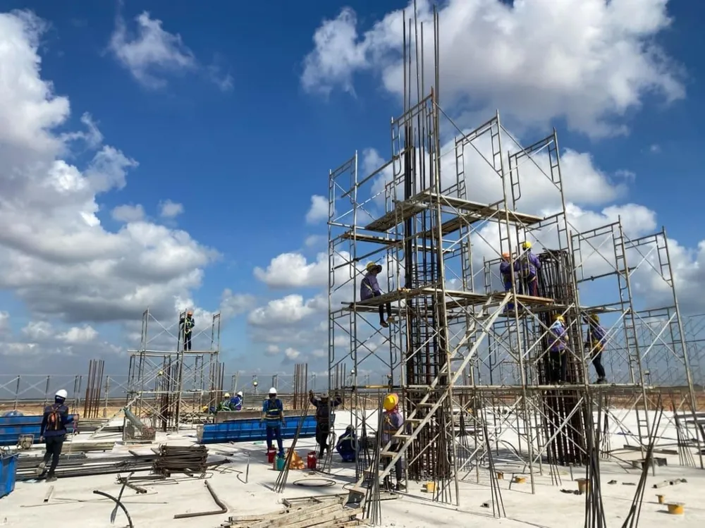 Ban Quản lý Dự án sân bay Long Thành cho biết trong 5 ngày nghỉ lễ 30/4 và 1/5, các nhà thầu tham gia xây dựng sân bay Long Thành huy động 5.000 nhân lực cùng hàng nghìn phương tiện, máy móc thi công cả ngày lẫn đêm.