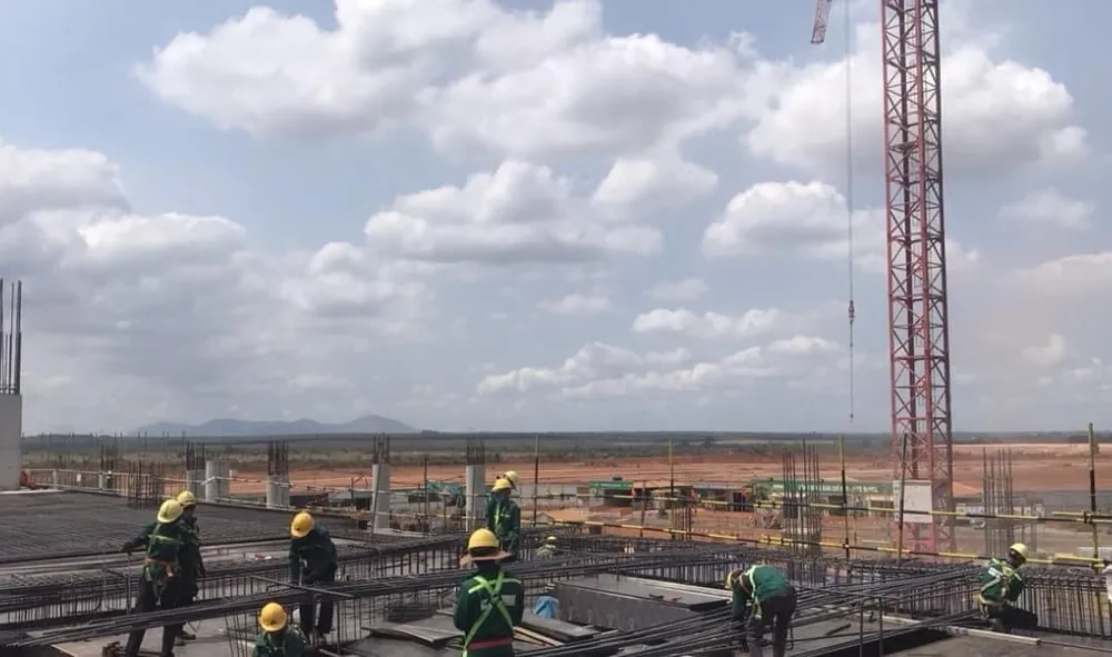 Trong kỳ nghỉ lễ, các nhà thầu phối hợp với Ban để bố trí tần suất thi công phù hợp. Cụ thể, trên công trường, công nhân, kỹ sư vẫn làm việc 3 ca 4 kíp, dàn trải đều ở nhiều hạng mục như nhà ga hành khách, đường giao thông kết nối, đường cất/hạ cánh đường lăn sân đỗ.