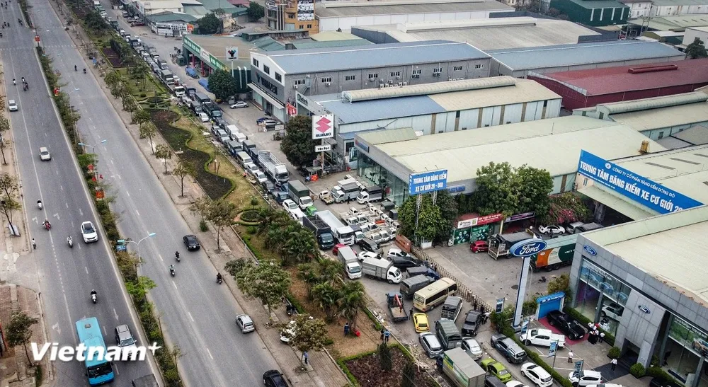 Nguy cơ ùn tắc đăng kiểm trong thời gian tới vẫn đang hiện hữu nếu các vụ án sai phạm đăng kiểm được đưa ra xét xử. (Ảnh: Hoài Nam/Vietnam+)
