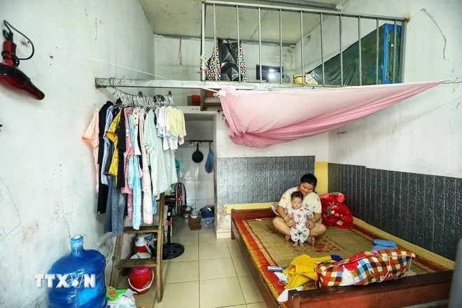 Nhà trọ công nhân tại các khu công nghiệp đều có diện tích nhỏ, gây bất tiện trong sinh hoạt hàng ngày với các hộ gia đình. (Ảnh: Tuấn Anh/TTXVN)