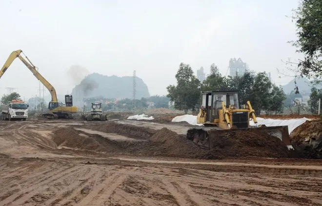 Cát đắp nền đường cần phải cung cấp kịp thời để nhà thầu thi công các dự án trọng điểm của ngành giao thông vận tải. (Ảnh: Việt Hùng/Vietnam+)