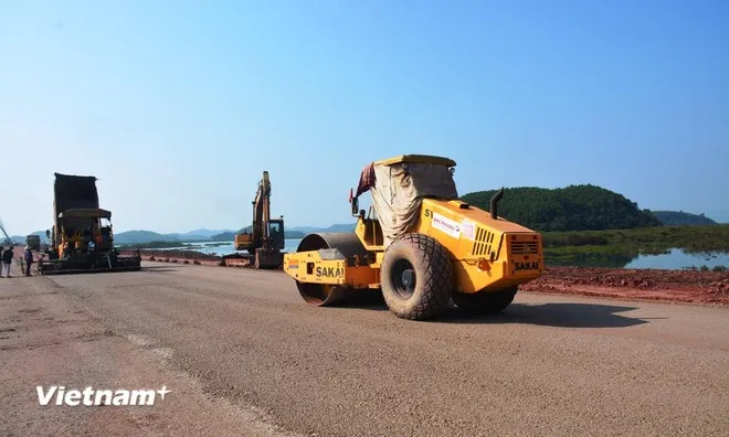 Nhà thầu thi công một Dự án đường bộ cao tốc Bắc-Nam phía Đông. (Ảnh: Việt Hùng/Vietnam+)