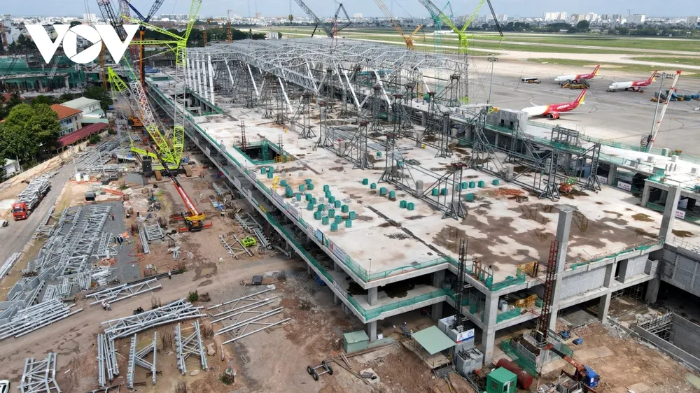 Việc thi công nhà ga T3 trong không gian chật hẹp, bên cạnh sân bay đang khai thác là một thách thức lớn (ảnh M.H)