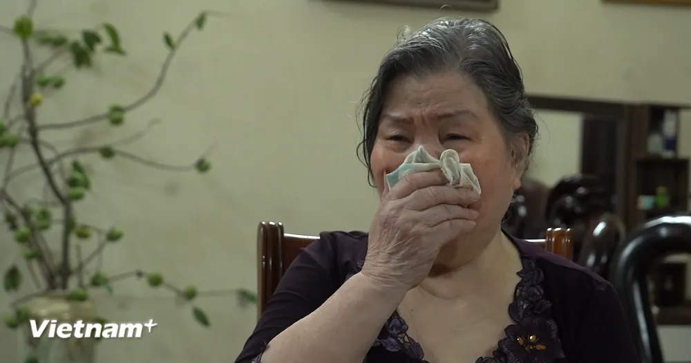 Cô Đặng Thị Phúc khóc nghẹn thương tiếc người học trò Nguyễn Phú Trọng. (Ảnh: Việt Anh/Vietnam+)