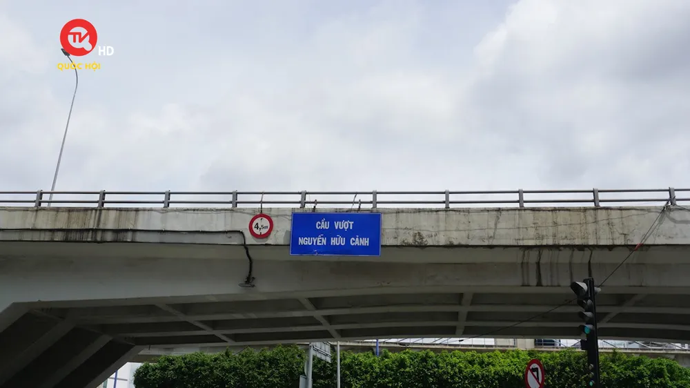 Người tiêu dùng Thành phố Hồ Chí Minh mua sản phẩm OCOP. (Ảnh: Mỹ Phương/TTXVN)