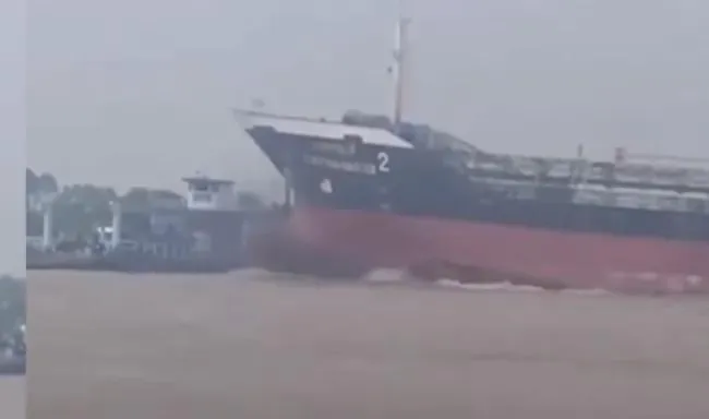 Tàu hàng đâm phà chở khách trên nhánh sông Tiền