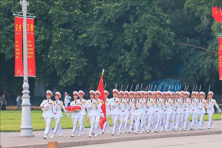 Đội tiêu binh di chuyển ra khu vực thực hiện nghi lễ thượng cờ