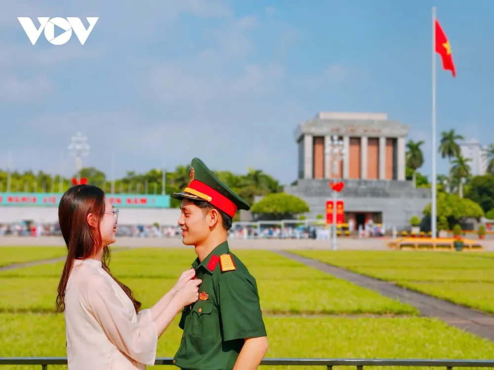 Một hình ảnh đẹp của đôi bạn trẻ ở Quảng trường Ba Đình.