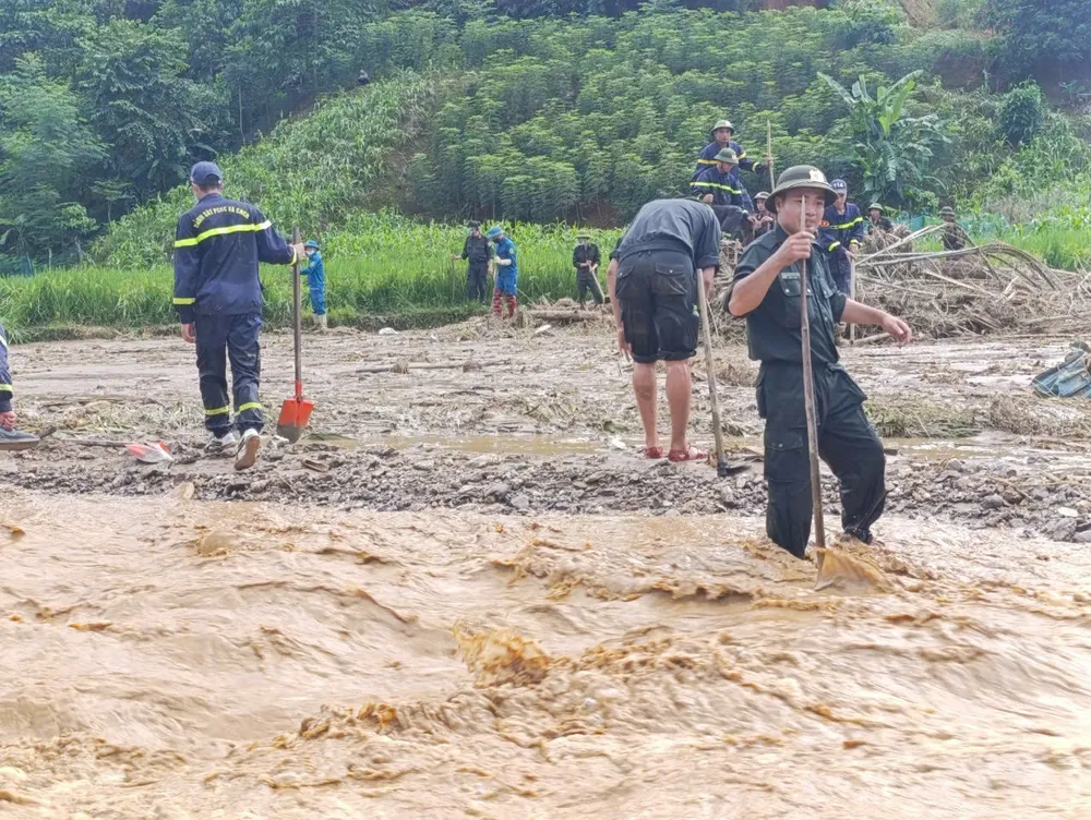 Lời hứa nỗ lực tìm kiếm xoa dịu nỗi đau với người dân Làng Nủ