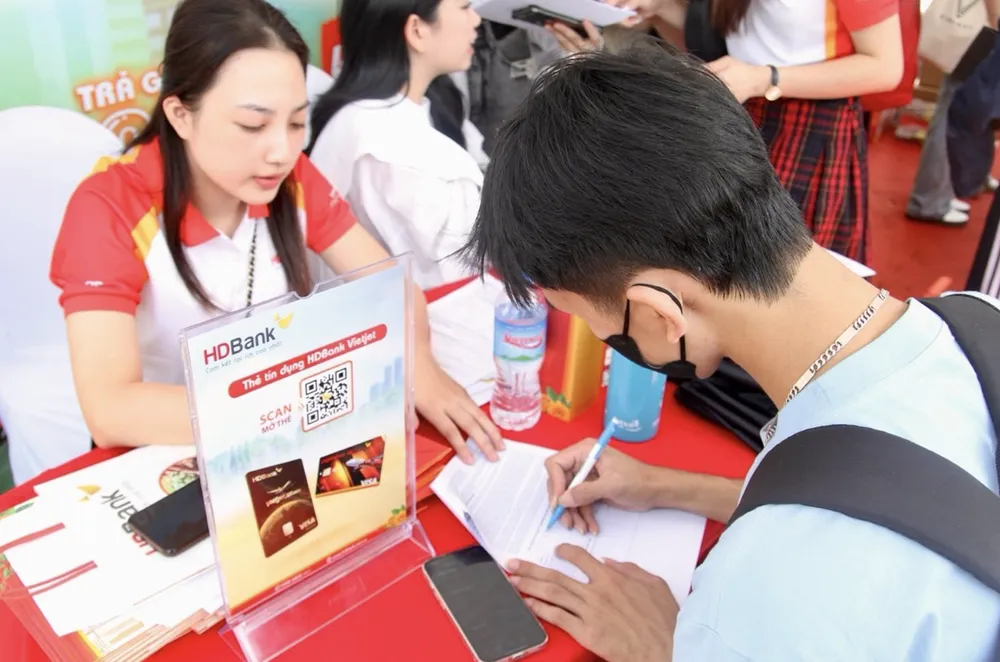 Khách hàng "Nhập hội chi tiêu điệu nghệ - Mở deal vạn người mê" cùng thẻ HDBank