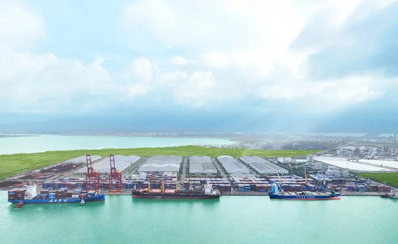 3. Cảng Chu Lai tiếp nhận các tàu quốc tế cập cảng và làm hàng.jpg