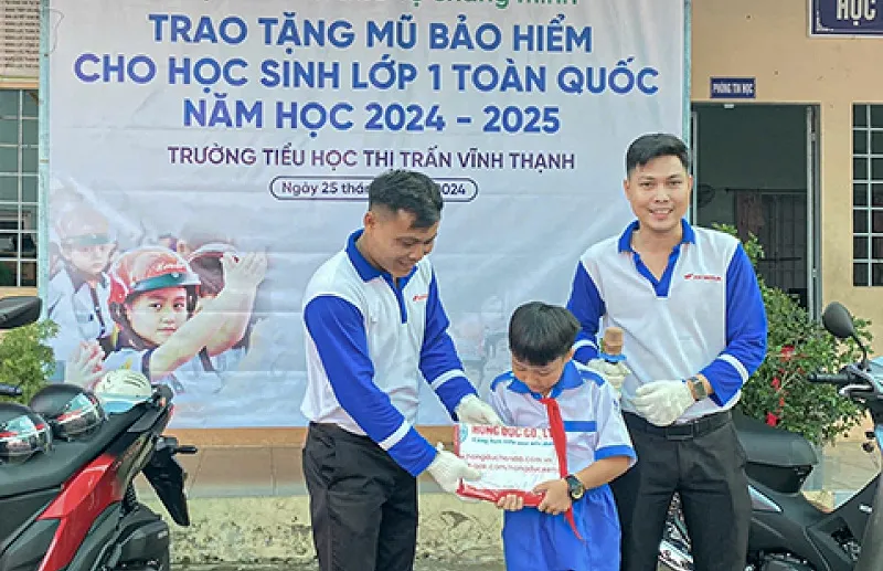 Đại diện chương trình trao quà cho các em học sinh Trường Tiểu học thị trấn Vĩnh Thạnh.