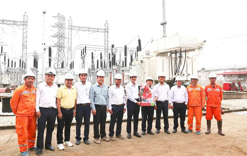 Lãnh đạo EVNSPC tặng quà cho đơn vị thi công.