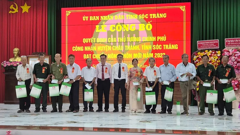 Trao quà cho các hộ gia đình chính sách.jpg