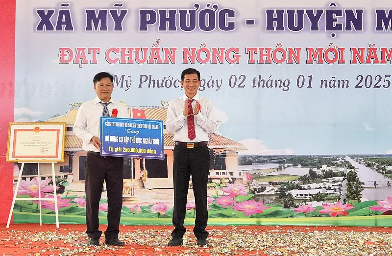 XSKT Sóc Trăng trao tặng người dân xã anh hùng Mỹ Phước bộ dụng cụ tập thể dục ngoài trời.jpg