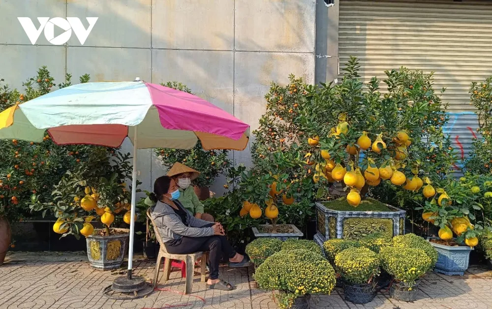 Nhiều tiểu thương ngồi ngáp dài chờ khách trong những ngày đầu sức mua còn chưa cao.