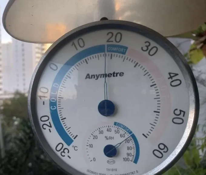 Sáng sớm TPHCM lạnh 17,5 độ C, người dân phải mặc áo khoác ra đường