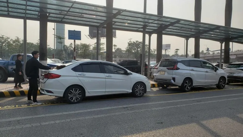 Vị trí đón khách của taxi công nghệ tại sân đỗ ô tô Nhà ga T1.