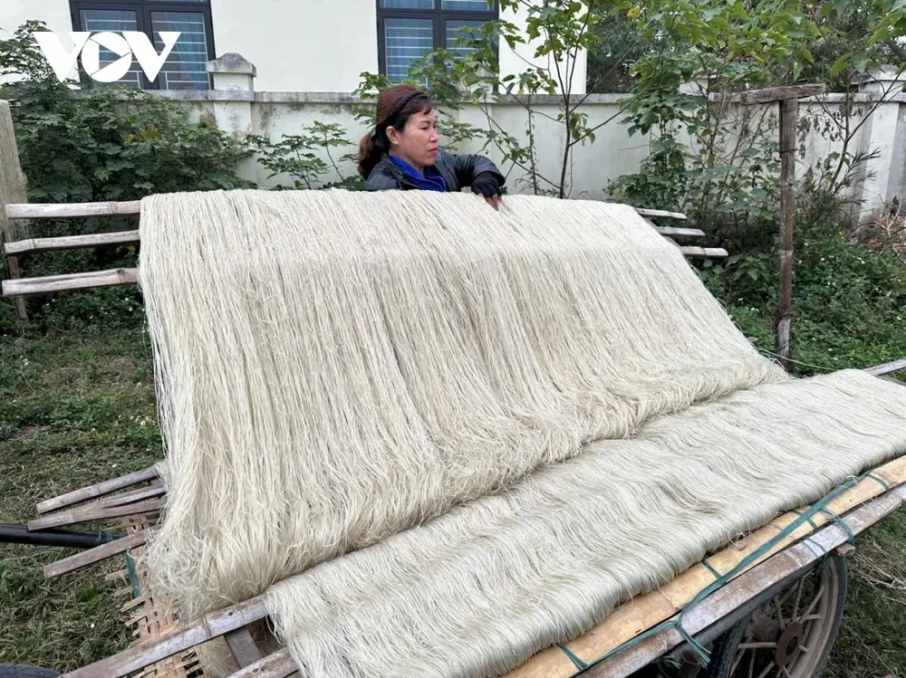 Theo người dân Phú Diễn, làm miến có nhiều khâu từ đánh bột, cho lên máy tráng mỏng thành tấm trên phên tre rồi đưa đi phơi. Tiếp đó, lớp tráng được bóc ra xếp từng chồng cho vào máy để cắt thành sợi miến.